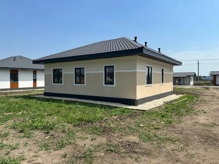 Общий вид дома: вальмовая кровля из профлиста, цоколь