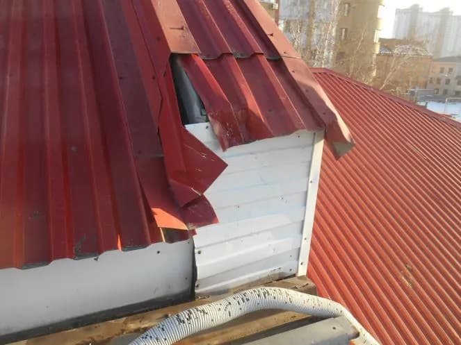 Разрушение узла кровли у парапета