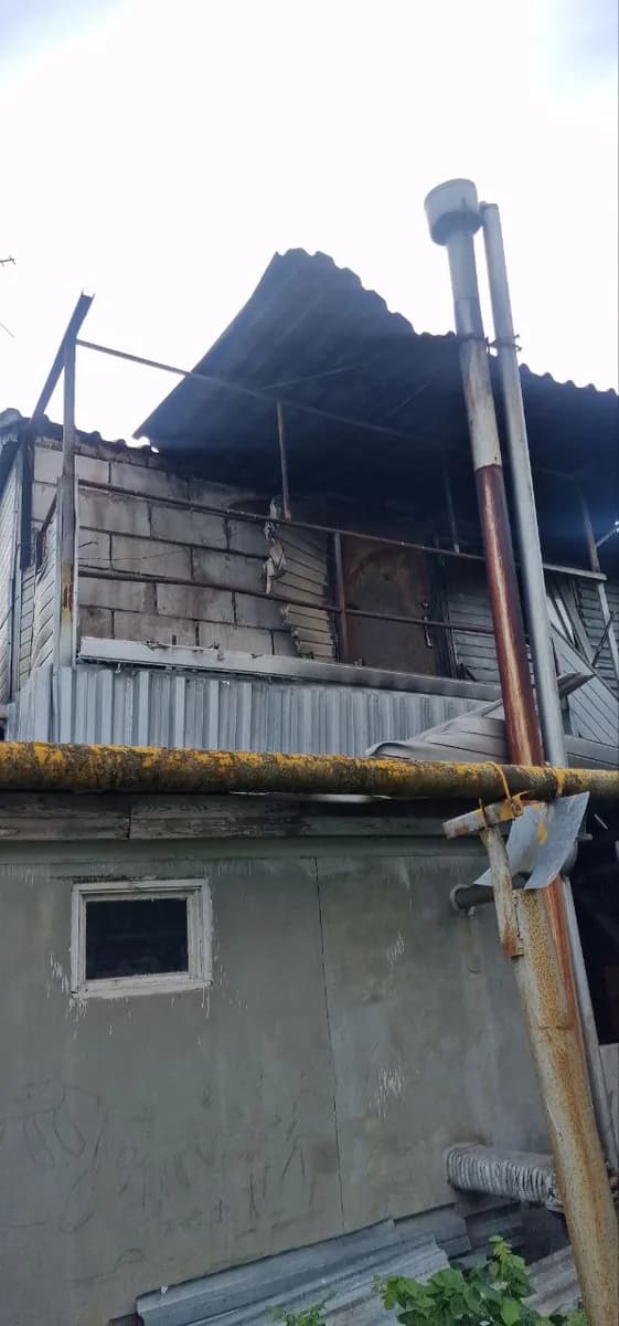 Поврежденная огнем часть жилого дома в Липецкой области