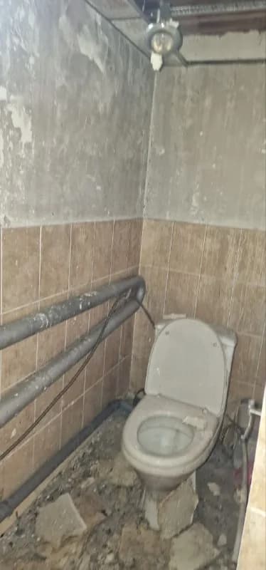 Санитарное помещение со следами копоти и повреждений