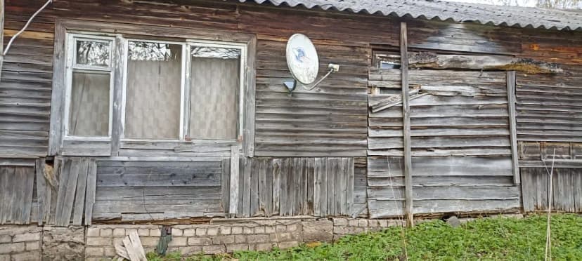 Фасад деревянного дома с признаками износа