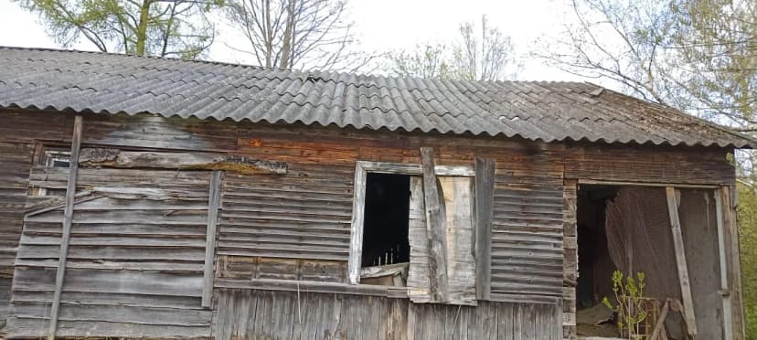 Участок старого жилого дома с поврежденной обшивкой