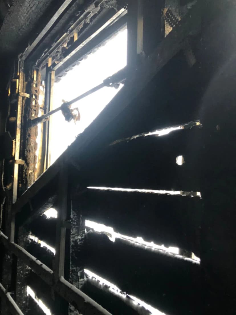 Повреждённый огнём участок кровли с утратой обшивки