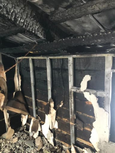 Повреждённые огнём конструкции мансарды во время обследования в Барнауле