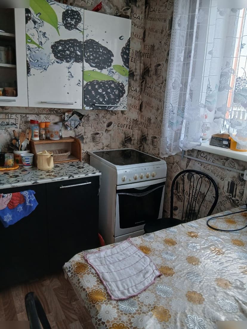 Кухня дома с естественным освещением