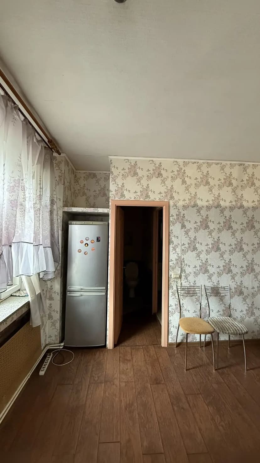 Жилая комната дома с естественным освещением