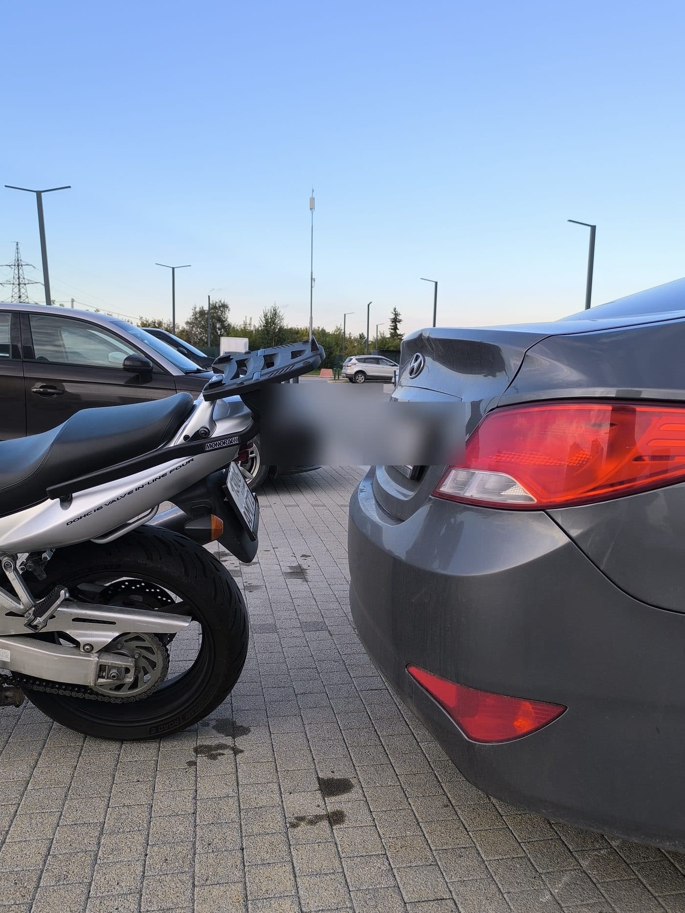 Багажный кронштейн мотоцикла в зоне крышки багажника автомобиля