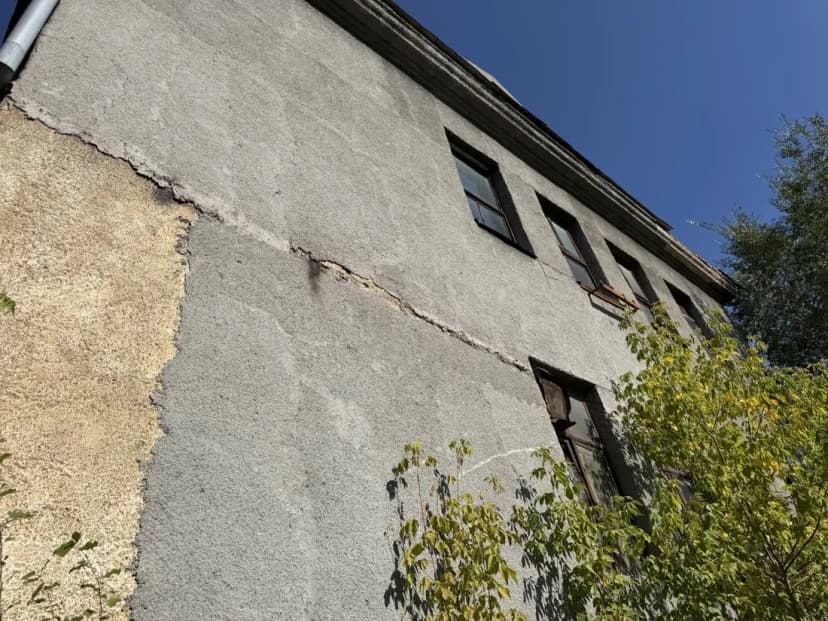 Обрушение наружной штукатурки двухэтажной части