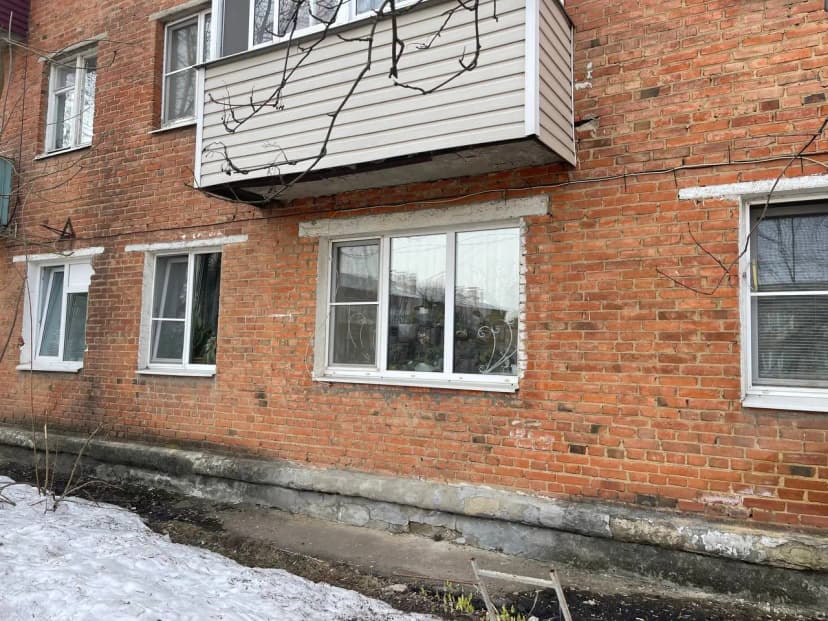 Цоколь и окна первого этажа