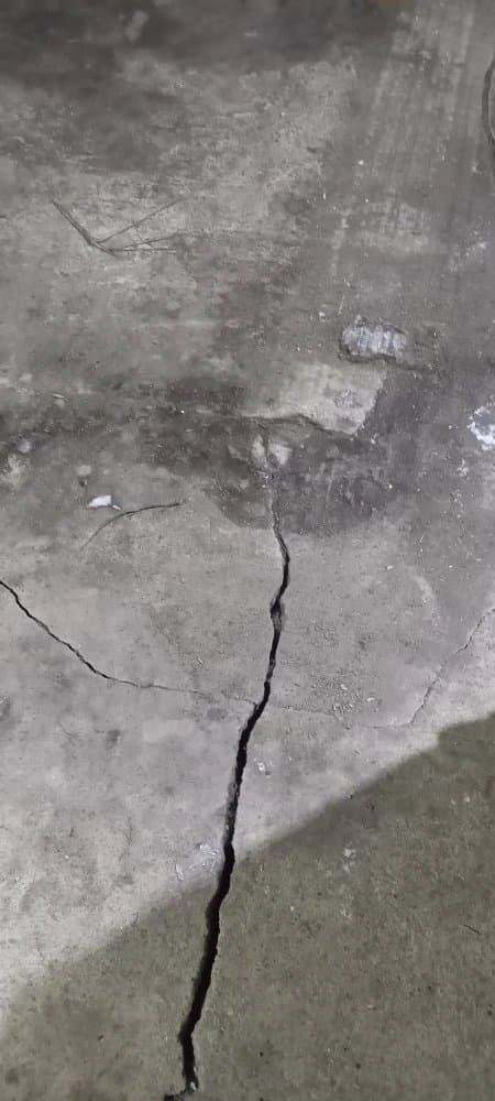 Трещины и повреждения пола гаража после залива