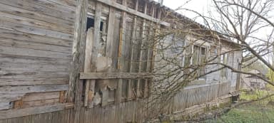 Старый деревянный жилой дом в деревне Липье