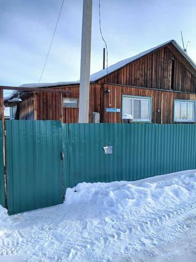 Деревянный жилой дом в селе Чапо-Олого зимой