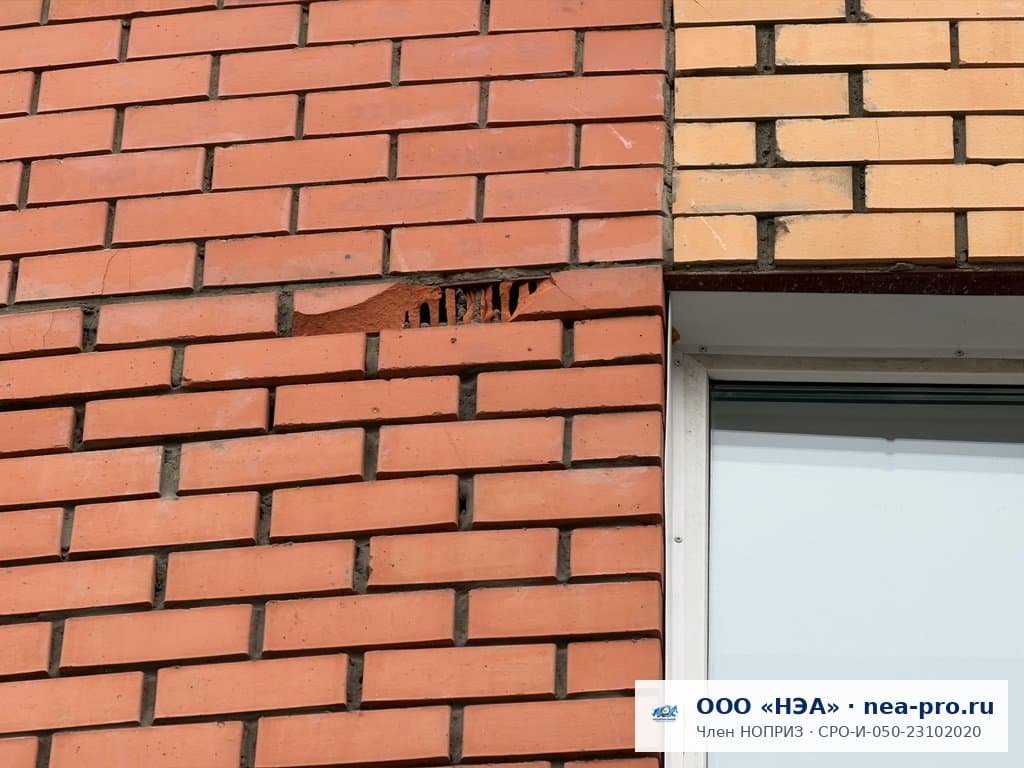 Выпавшие кирпичи облицовочного слоя фасада МКД