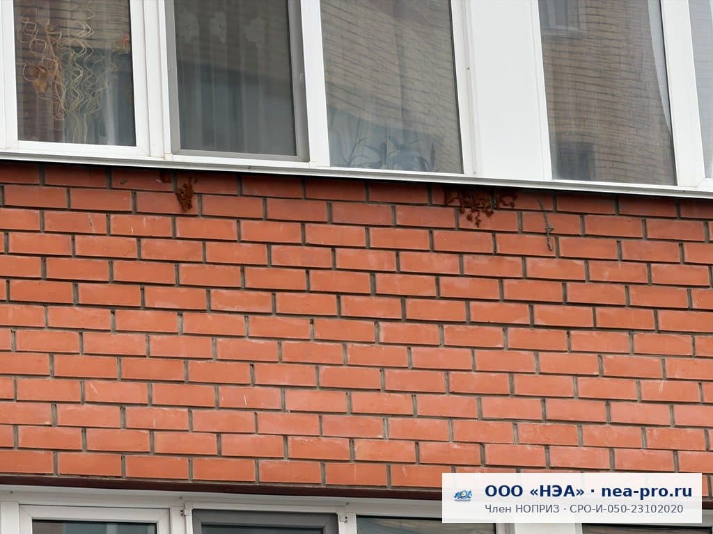 Разрушение лицевого слоя кирпича на фасаде