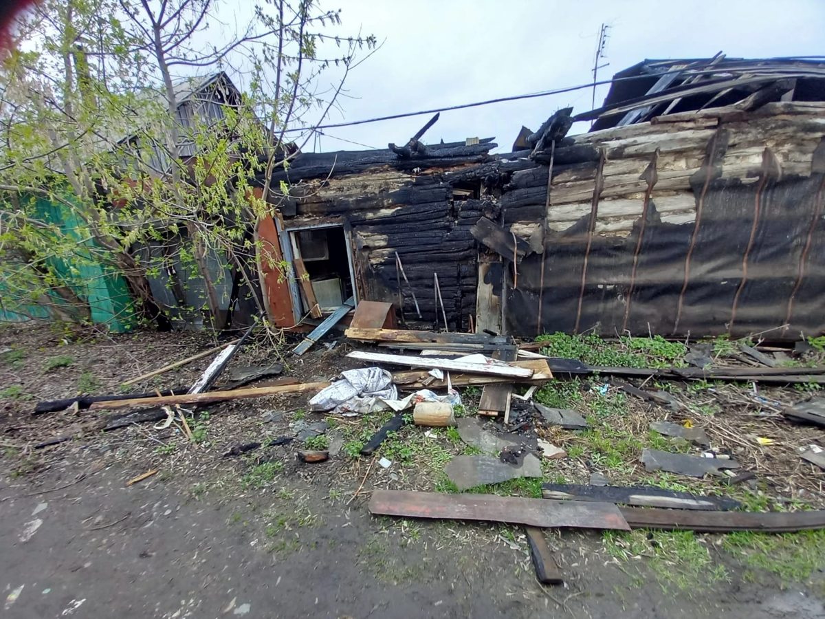 Обугленные несущие стены сруба после пожара