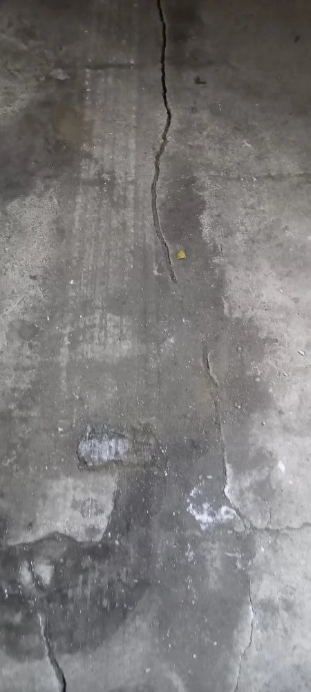 Следы воды и потёки на бетонной стене гаража